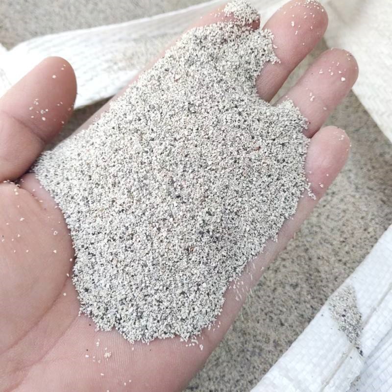 Korozijai atspari mulitinio smėlio ugniai atspari žaliava